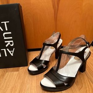 Women Naturalizer Black Leather Sandals - Sz 6W